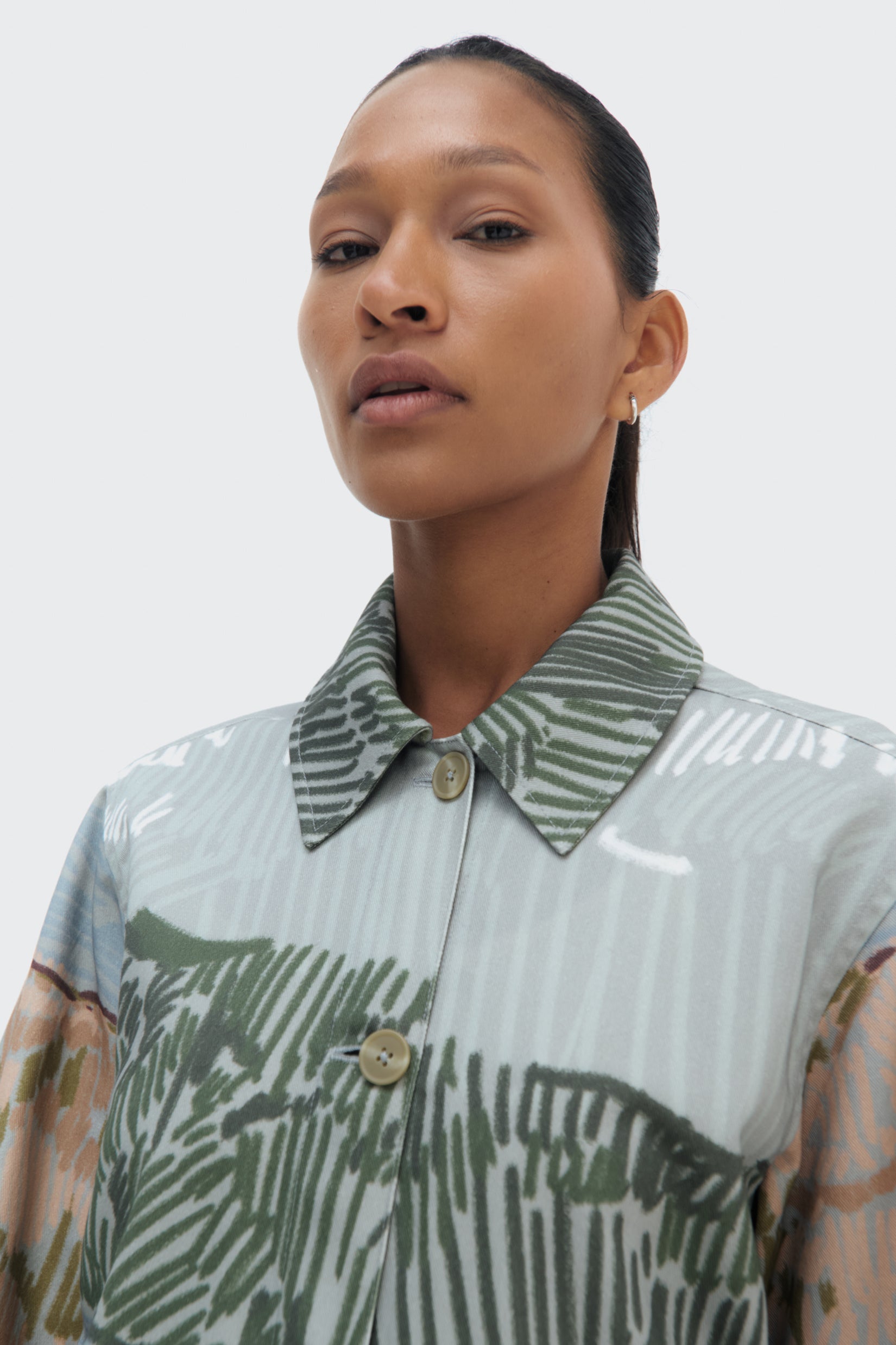 Detail collar view of the Bruma Utility Jacket by Olga Fisch featuring an abstract landscape print