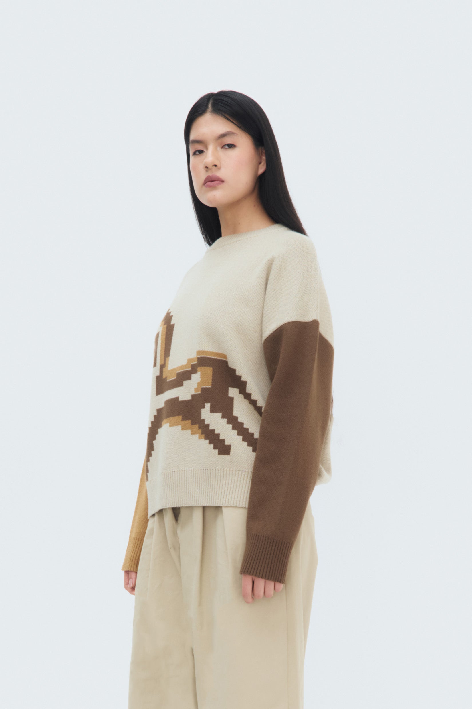 Side View Model wearing the Caballito Sweater – beige and brown geometric horse motif