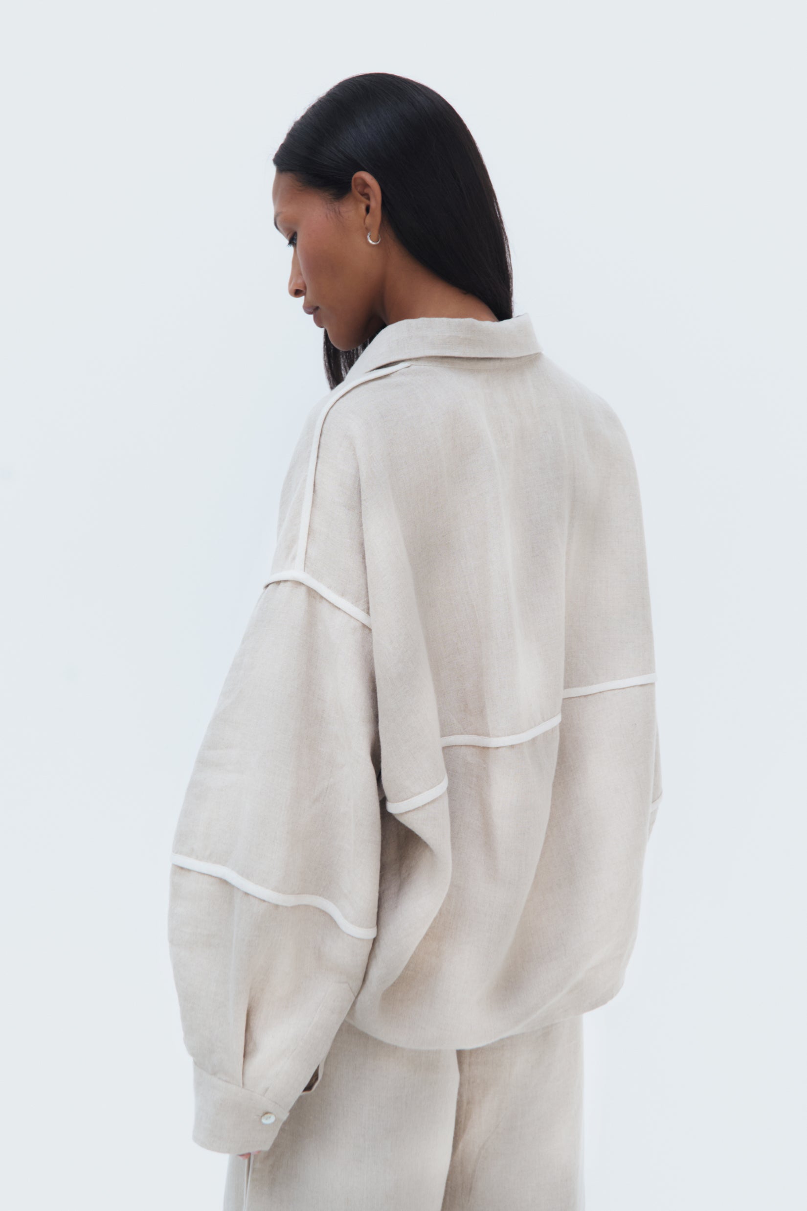 Detailt view of Duna Piped Blouse – relaxed fit and clean lines