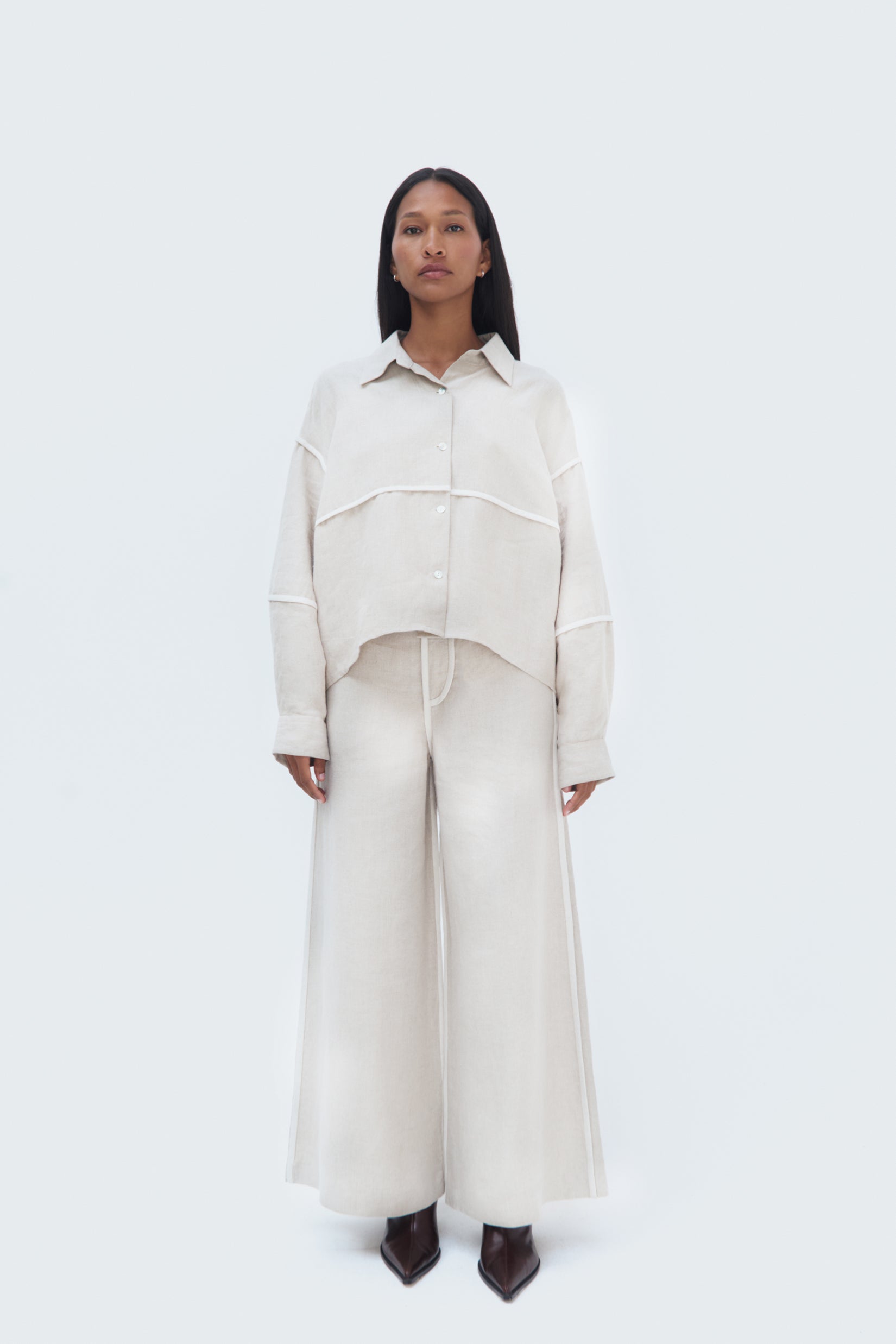 Duna Pipped Trousers by Olga Fisch – wide-leg linen pants with piping. Total Look