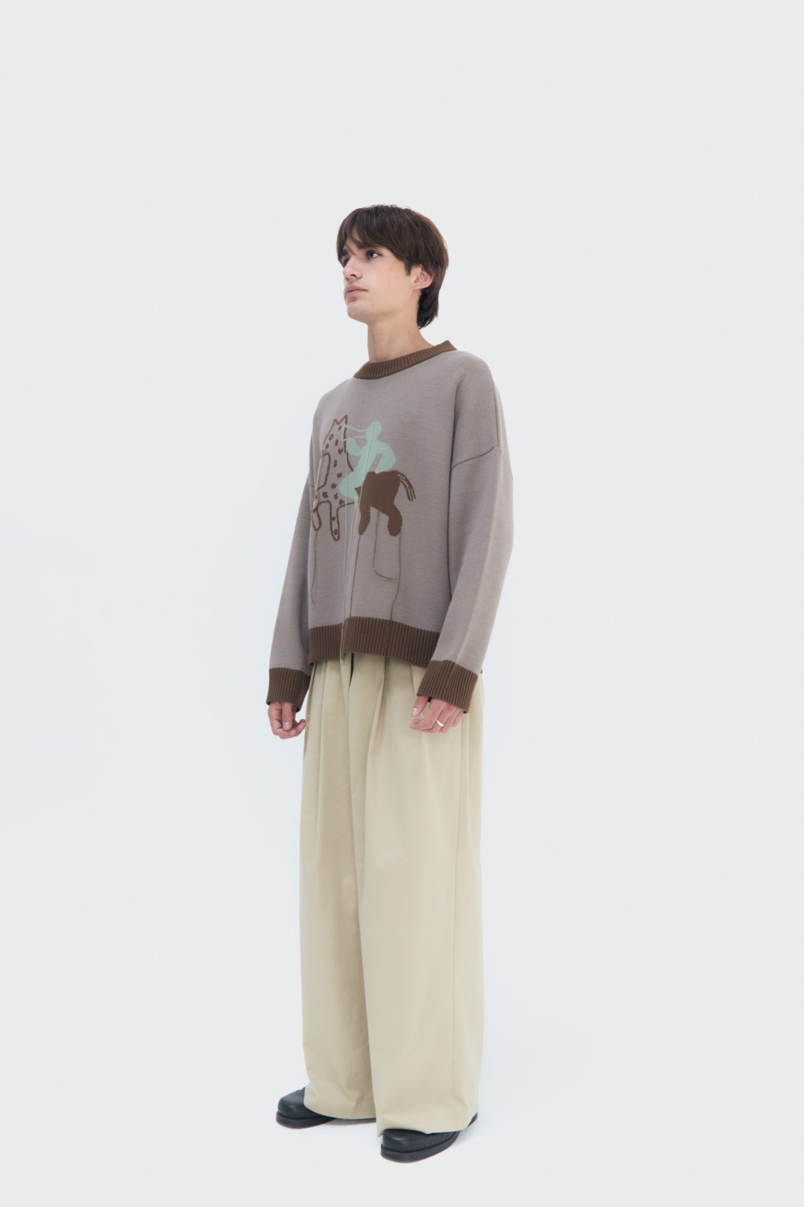 Sideview of Jinete Sweater – oversized fit and dropped shoulders