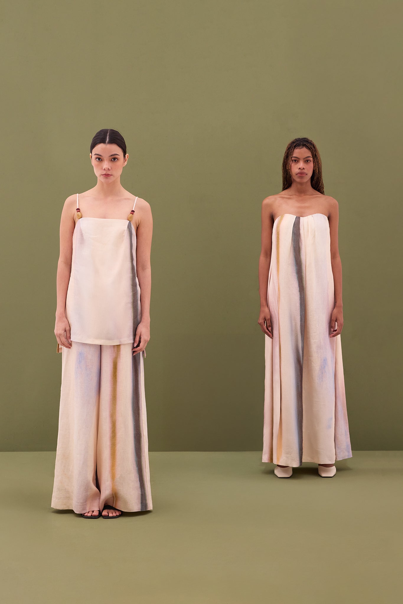 Front editorial view of the Ópalo Strapless Dress in 100% linen, featuring a strapless neckline, elongated silhouette, and vertical tonal artwork inspired by mineral formations and natural landscapes.