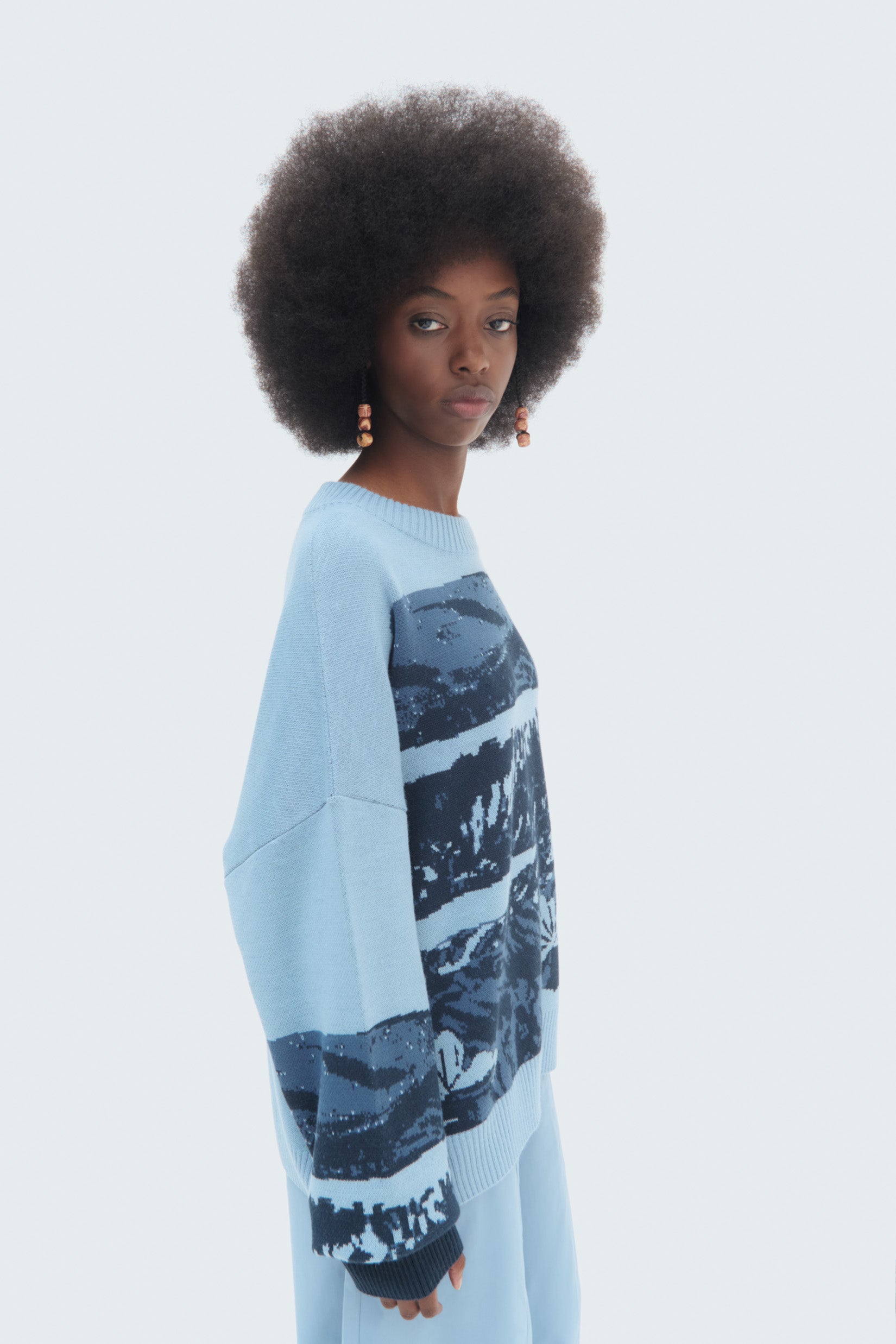 Detail of the Páramo Sweater knit texture and blue gradient tones